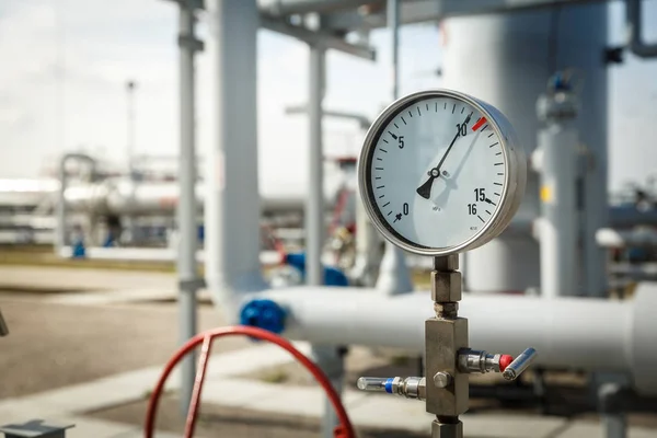 ガス開発プラントのガス圧力計 — ストック写真