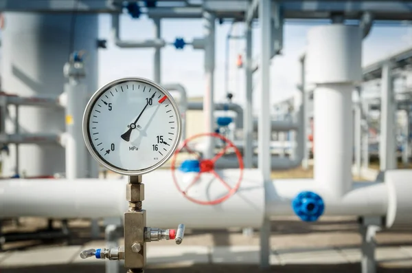 ガス開発プラントのガス圧力計 — ストック写真