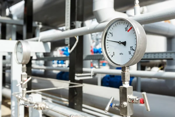 Gasmanometer auf einer Gasförderanlage — Stockfoto