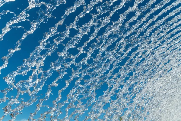 Strumienie wody nad niebieski niebo — Zdjęcie stockowe