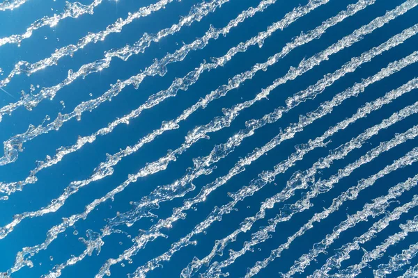 Wasserstrahlen über blauem Himmel — Stockfoto