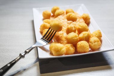 Kızarmış patates topları ve nuggets püresi