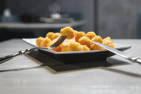 Gebakken puree van aardappel ballen en nuggets — Stockfoto