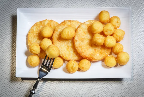 Жареные картофельные шарики и наггетсы — стоковое фото