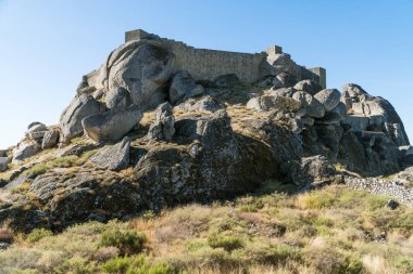 Ortaçağ villa eteklerinde bir Monsanto kalede görüntüleyin