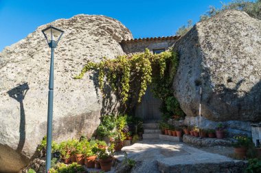 Taş evleri ve nerrow tarihi sokaklar Monsanto Köyü, 