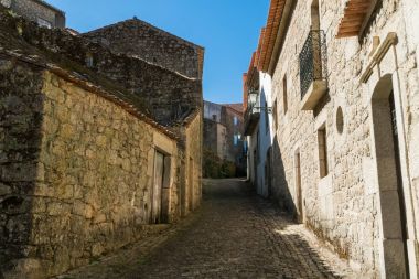 Taş evleri ve nerrow tarihi sokaklar Monsanto Köyü, 