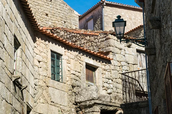 Stone houses and nerrow historical streets in Monsanto village, — Stock Photo, Image