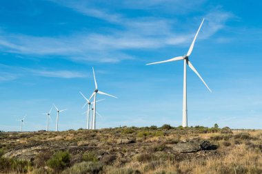 Rüzgar türbinleri Portekiz rocky Mountains 