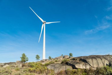 Rüzgar türbinleri Portekiz rocky Mountains 
