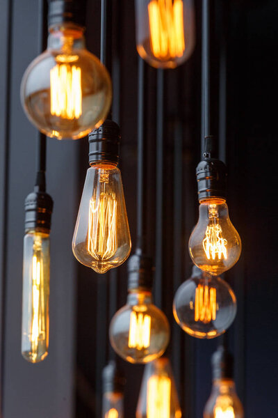 Diferent vintage tungsten filament lamps hanging from the ceilin
