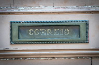 Eski paslı posta kutusuyla Portekizce içinde kelime 