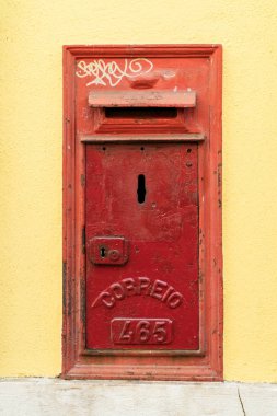 Eski paslı posta kutusuyla Portekizce içinde kelime 