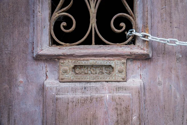 Oude roestige mailbox met het woord "letters" in het Spaans "cartas" — Stockfoto