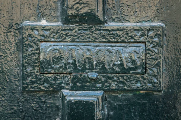 Stary zardzewiały skrzynki pocztowej ze słowem "litery" w języku hiszpańskim "cartas" — Zdjęcie stockowe