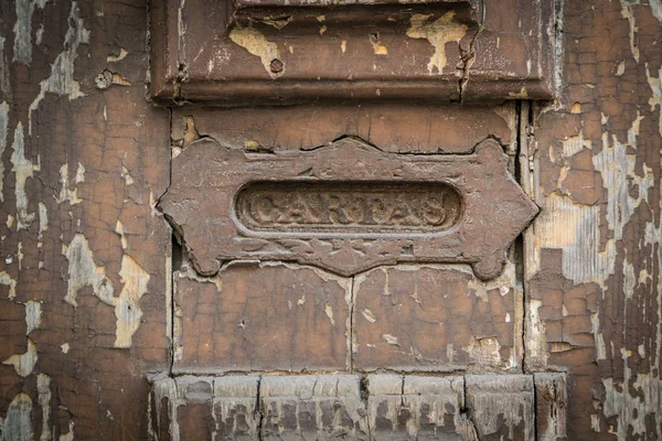 Antiguo buzón oxidado con la palabra "letras" en español "cartas " — Foto de Stock