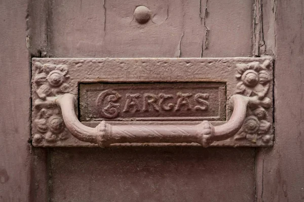 Oude roestige mailbox met het woord "letters" in het Spaans "cartas" — Stockfoto
