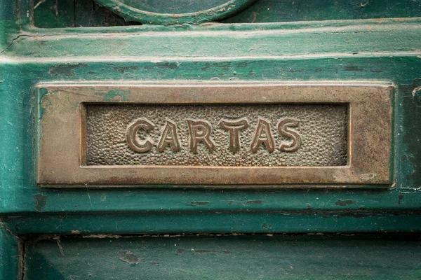 Antiguo buzón oxidado con la palabra "letras" en español "cartas " — Foto de Stock