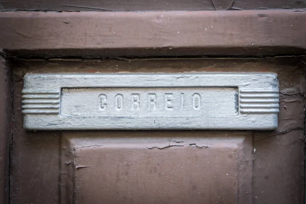 Eski paslı posta kutusuyla Portekizce içinde kelime "harfler" yazılı  " — Stok fotoğraf