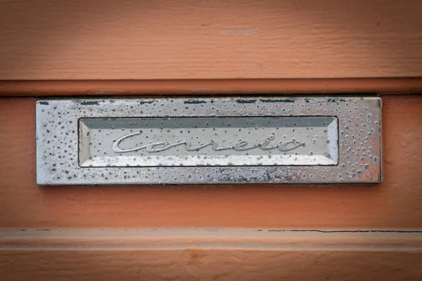 Alter rostiger Briefkasten mit dem Wort "Buchstaben" auf portugiesisch geschrieben  " — Stockfoto