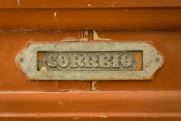 Vieille boîte aux lettres rouillée avec le mot "lettres" en portugais   " — Photo