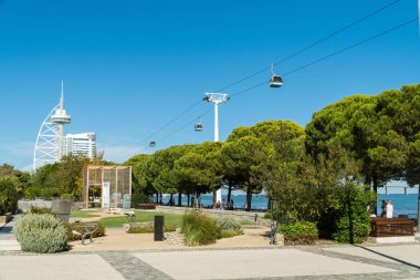 Telecabins (teleferik) ve insanlarda Park of Nations Lizbon