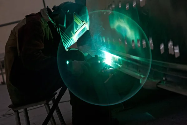 Master works with electric welding tool — Stock Photo, Image