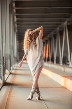 Endüstriyel Köprüsü tanıml üzerinde duran güzel kıvırcık genç kadın