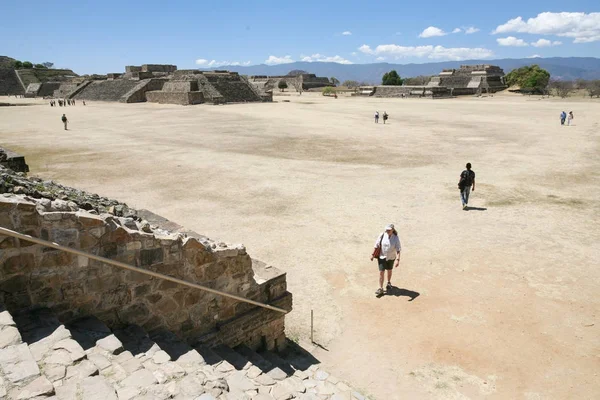 Antigas ruínas Zapotecas em Monte Alban, Oaxaca — Fotografia de Stock