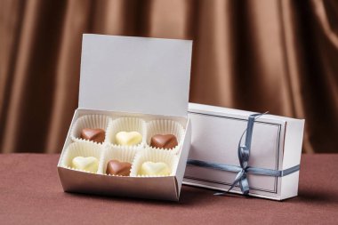 Beyaz kutu altı kalp şeklinde el yapımı çikolata tatlılar