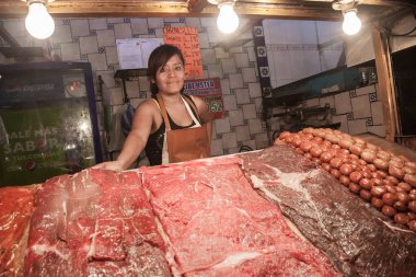 Oaxaca, Meksika için yerel bir merkez piyasada satan kadın karşılamak