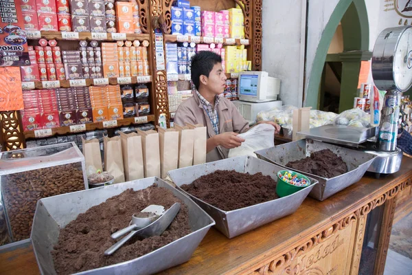 Trabajador en una tienda de chocolate y mole vendiendo chocolate en Oaxaca —  Fotos de Stock