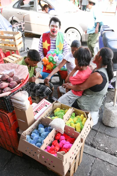 Obchodníci prodávající malé malované kuřat na místním trhu v Oaxac — Stock fotografie