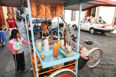 Taze çerez, meyve ve meyve suları Oaxaca, Meksika için satan kadın