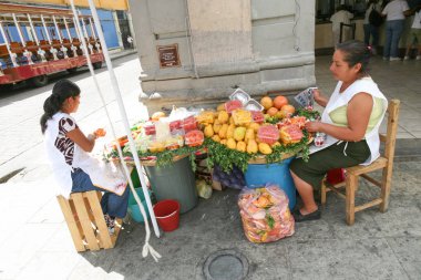 Taze satan kadınlar meyveler ve meyve suları Oaxaca, Mex bir sokakta