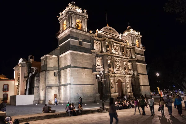 Catedral de Nuestra Señora de la Asunción, iluminada de noche, O — Foto de Stock