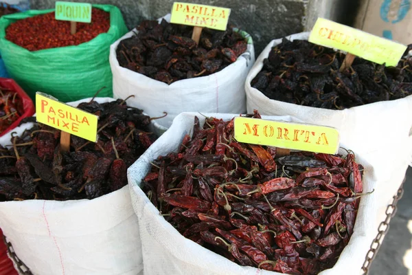 Droge peper en andere specerijen handel in Oaxaca, Mexico — Stockfoto