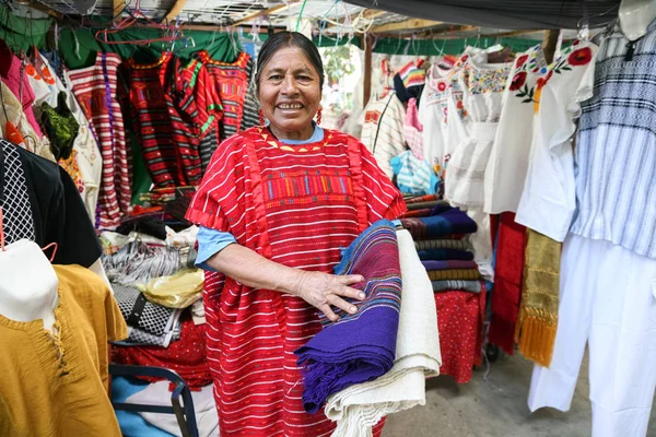 Мексиканская женщина продает традиционные мексиканские шаль и одежду в — стоковое фото