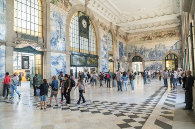 Sao Bento tren istasyonu Porto antre insanlarda