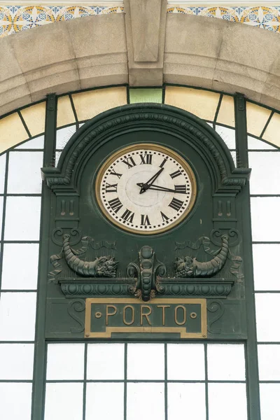 Klocka i Sao Bento järnvägsstation i Porto — Stockfoto