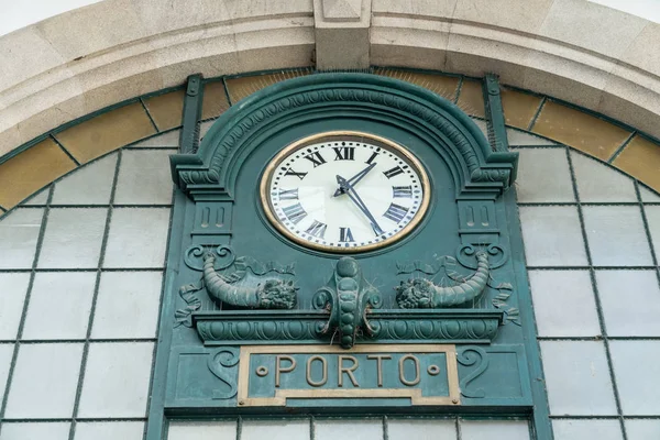 Klocka i Sao Bento järnvägsstation i Porto — Stockfoto