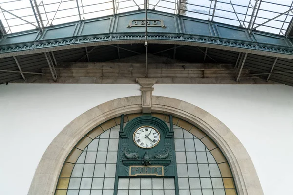 Klocka i Sao Bento järnvägsstation i Porto — Stockfoto