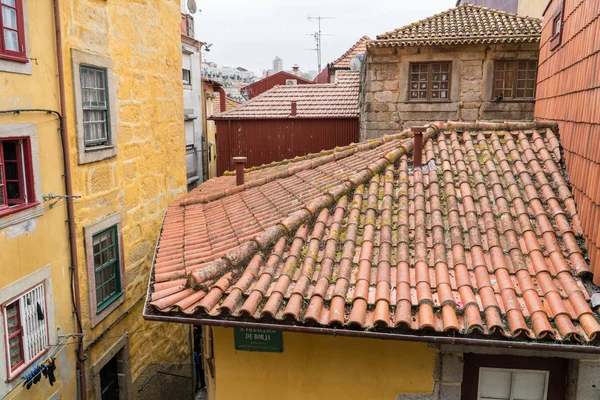 葡萄牙波尔图粘土瓦片屋顶的看法 — 图库照片