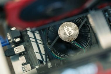 Bitcoin cryptocurrency fiziksel metal altın sürümü
