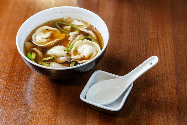 Aziatische dumplings geserveerd en bedoeld als een soep — Stockfoto