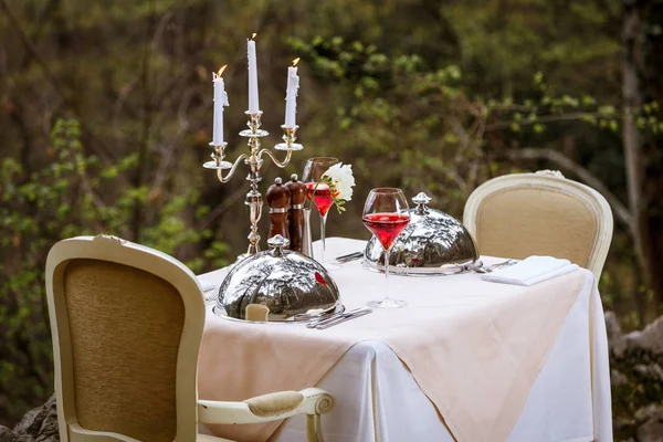 Tisch unter freiem Himmel von Catering-Unternehmen serviert — Stockfoto