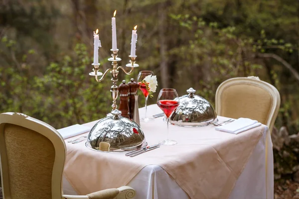 Tavolo aperto servito da società di catering — Foto Stock