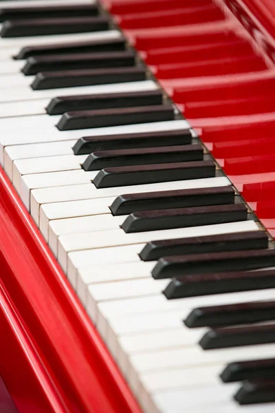Nahaufnahme von roten Klaviertasten — Stockfoto