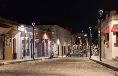 Oaxaca, Meksika için merkezi caddelerinden birinin gece görünümü