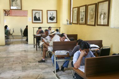 İnsanlar bir okuma odası, yerel bir Kütüphane Haberler gazetelerde okudum 